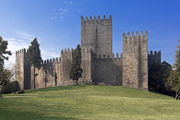 Guimaraes kasteel, het beroemdste kasteel in Portugal zoals het was de geboorteplaats van de eerste koning van Portugal en de Portugese natie. UNESCO werelderfgoed. - Foto, afbeelding