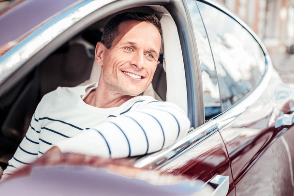 Retrato de homem feliz que sentado no carro
 - Foto, Imagem