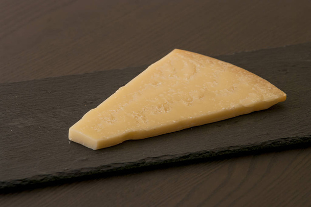 ブラック スレート ボード上にチーズのスライス クローズ アップ  - 写真・画像