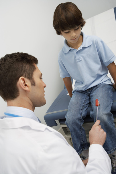 Doctor Examining Boy With Reflex Hammer - Foto, Imagem