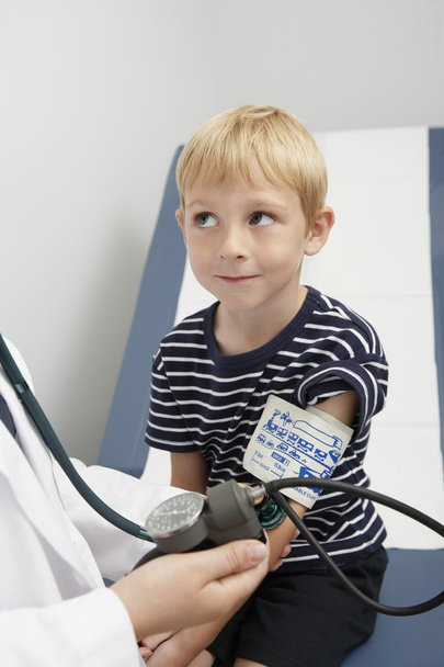 Doctor Checking Boy's Blood Pressure - Foto, Imagem
