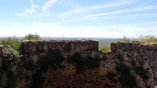 A falak és erődítmények Evora Monte, a fallal körülvett város az Alentejo Portugáliában - Fotó, kép