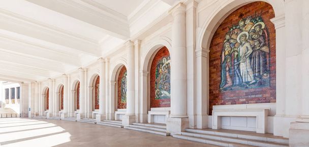 Santuario de Fátima, Portugal. Paneles decorando la columnata a ambos lados de la Basílica de Nuestra Señora del Rosario. Santuario mariano mayor y lugar de peregrinación para los católicos
 - Foto, imagen