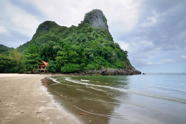 ein Strand mit weißem Sand und felsigen Kalksteinklippen im Bezirk Patho in der Provinz Chumphon in Thailand. - Foto, Bild