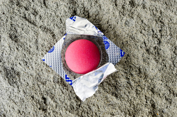 vaaleanpunainen lääketieteellinen pillereitä sementti tausta, kuva
 - Valokuva, kuva