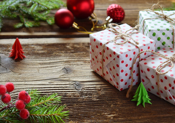 Pakowanie prezentów. Boże Narodzenie skład obecny Box, opakowania papier, Świąteczna Dekoracja i gałęzi drzewa jodły. Przygotowanie na wakacje. Wesołych Świąt i szczęśliwego nowego roku koncepcja - Zdjęcie, obraz