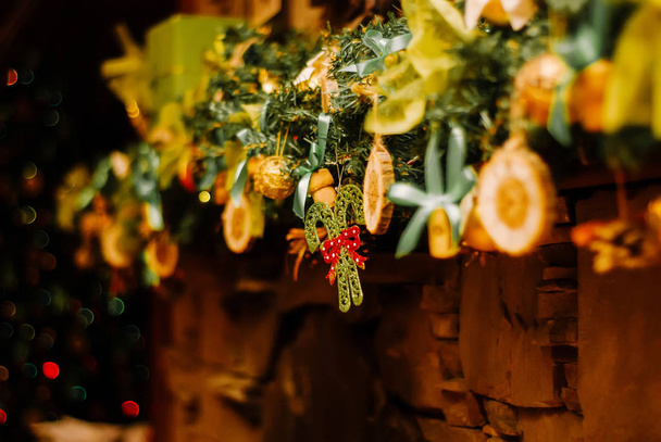 ευτυχισμένος νέο έτος, διακοσμημένο δέντρο, παιχνίδια, δώρα, όμορφη αίθουσα - Φωτογραφία, εικόνα