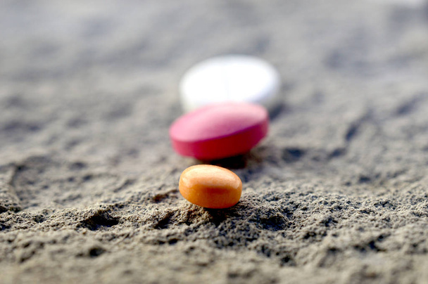 medische pillen op een cement achtergrond, beeld van een - Foto, afbeelding