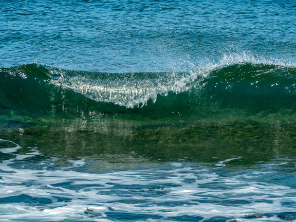 Close-up de uma pequena onda no mar, ilha de Creta, Grécia
 - Foto, Imagem