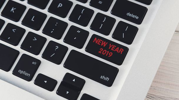 Υπολογιστή πληκτρολόγιο σημειωματάριων με το νέο έτος 2019 κλειδί - Φωτογραφία, εικόνα
