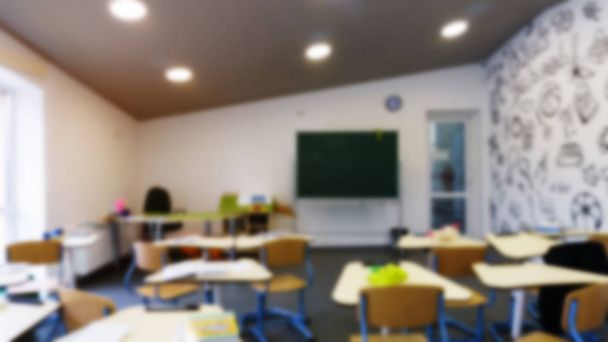 Imagen de fondo borrosa. Clase escolar con escritorios escolares y pizarra verde. Concepto: volver a la escuela
 - Foto, Imagen