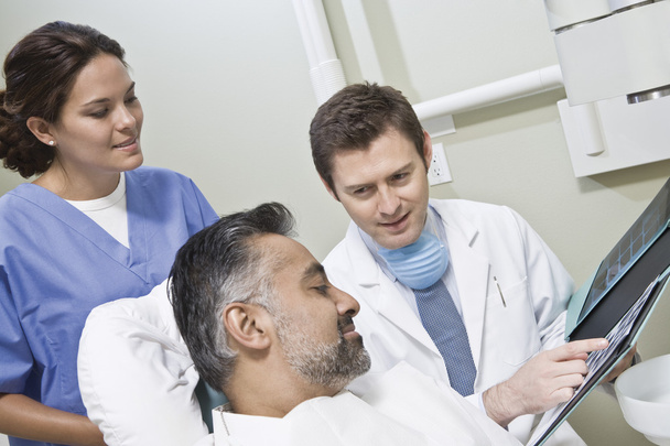 Dentist Explaining X-ray Reports To Patient - Foto, Imagem