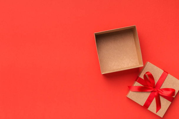 Открыть подарочную коробку с бантом ленты вид сверху
 - Фото, изображение