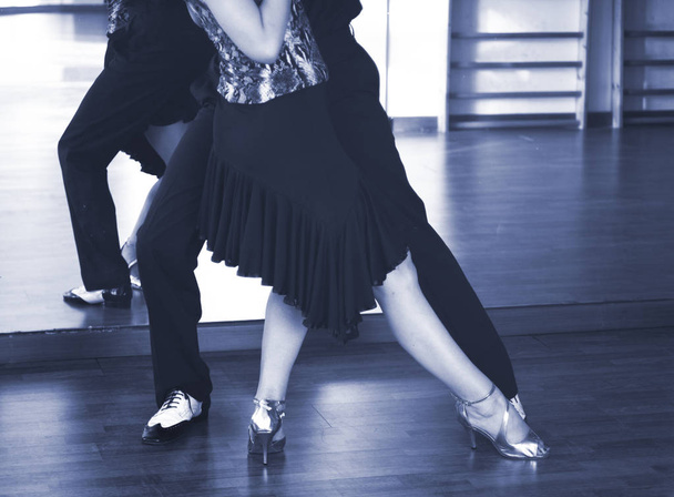 ダンサーと教師のスタジオ リハーサルで踊る社交ダンス カップル. - 写真・画像