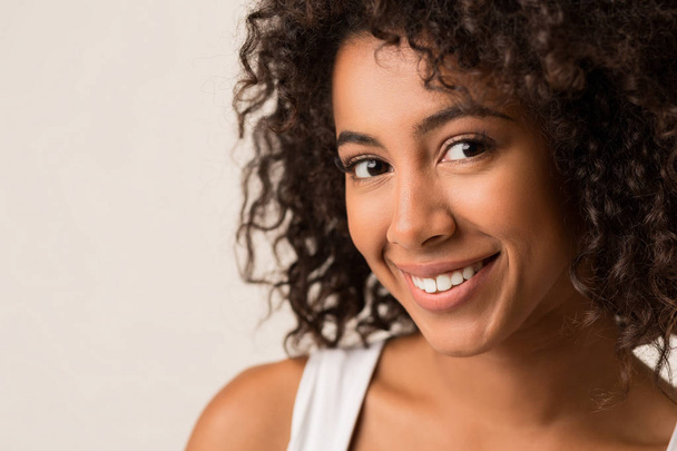 Mujer afroamericana feliz con el pelo rizado afro
 - Foto, imagen