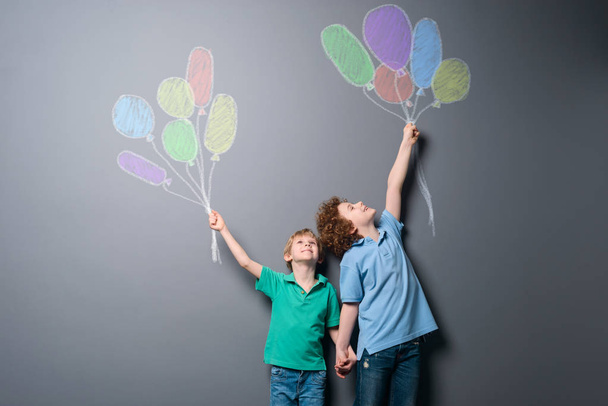 Balonlar ile iki mutlu çocuk - Fotoğraf, Görsel