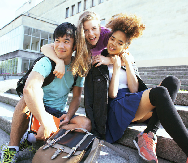 grupo bonito adolescentes no edifício da universidade com abraços de livros, de volta à escola
 - Foto, Imagem