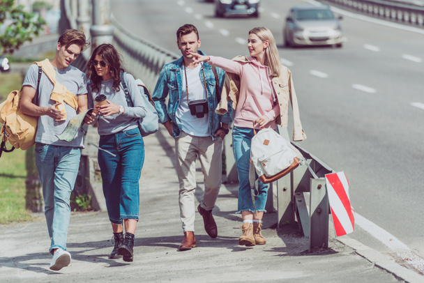 jóvenes amigos con mapa y mochilas viajando juntos en la nueva ciudad
 - Foto, imagen