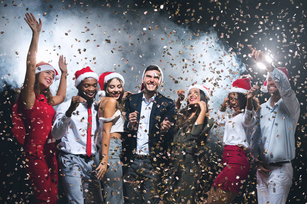Skupina radostné mladých lidí slaví Nový rok společně - Fotografie, Obrázek