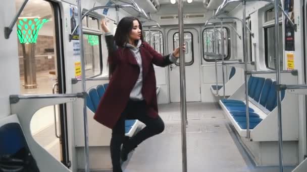 Młoda kobieta tańczy w metrze - Materiał filmowy, wideo