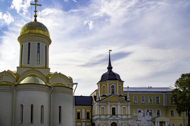 het platform Sergiev Posad 2018.The Holy Trinity kathedraal, de kerk stal in de Trinity-Sergius Lavra  - Foto, afbeelding