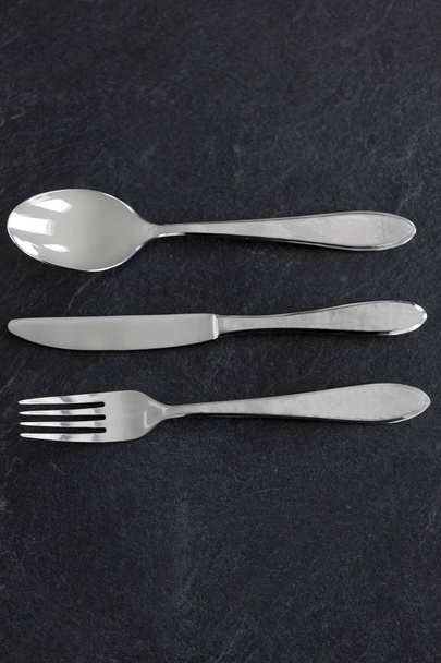 zbliżenie na widelec, nóż i łyżka na stole - Zdjęcie, obraz
