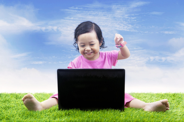 Happy girl learning computer - Фото, зображення