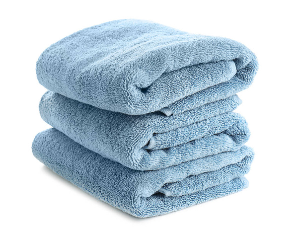 Pilha de toalhas macias limpas no fundo branco
 - Foto, Imagem