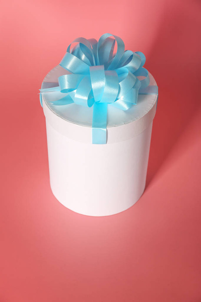 Δώρο κουτί με μπλε κορδέλα σε χρώμα φόντου - Φωτογραφία, εικόνα