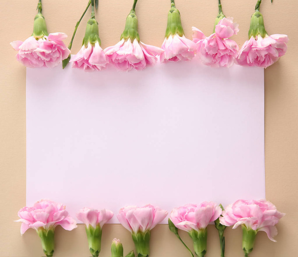 Renk arkaplanında güzel çiçekler ve boş kart - Fotoğraf, Görsel