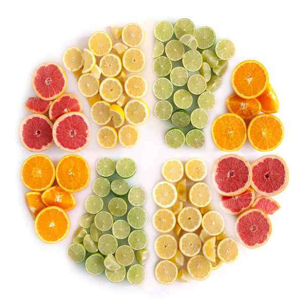 スライスした柑橘類含むオレンジ、グレープ フルーツ、レモンとライムの形をした多くの果物 - 写真・画像