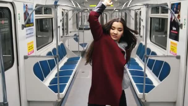 Mujer joven bailando pole dance en tren en movimiento
 - Metraje, vídeo