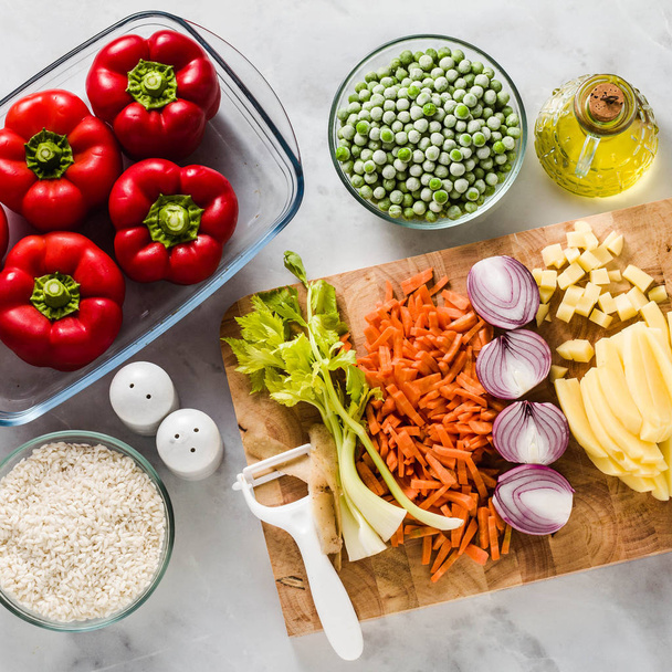 ingredientes para rellenar pimientos. comida vegana saludable para toda la familia, vacaciones o invitados
 - Foto, Imagen