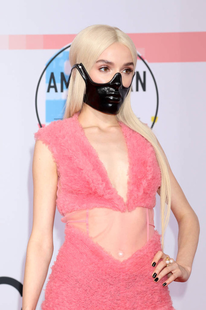 LOS ANGELES - OCT 9:  Poppy at the 2018 American Music Awards at the Microsoft Theater on October 9, 2018 in Los Angeles, CA - 写真・画像