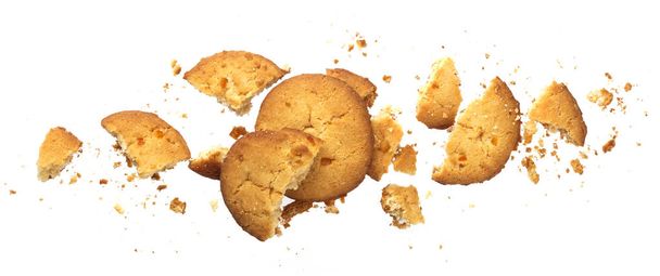 Cookies à l'avoine cassés isolés sur fond blanc
 - Photo, image