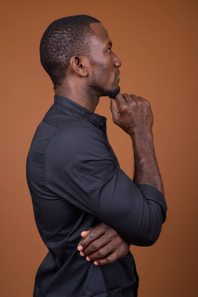 Портрет красивий африканських бізнесмен коричневий тлі - Фото, зображення