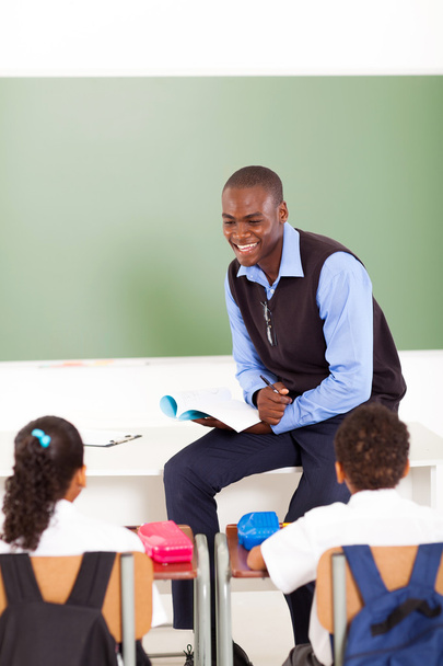 Male african primary school teacher teaching in classroom - Zdjęcie, obraz