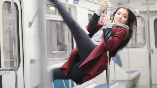 Jovem mulher absorbedly dança pole dance em movimento trem
 - Filmagem, Vídeo