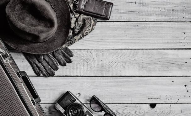Sombrero de hombre y accesorios retro para viajar sobre una superficie de madera pintada de blanco
 - Foto, Imagen