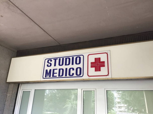 Медичні клінічні вивіски та червоний хрест
 - Фото, зображення