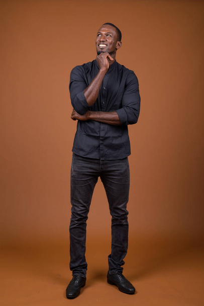 Портрет красивий африканських бізнесмен коричневий тлі - Фото, зображення