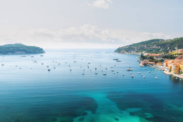 La belle baie de Villefranche-sur-Mer sur la Côte d'Azur en France avec à gauche la presqu'île Saint-Jean- Cap-Ferrat
 - Photo, image