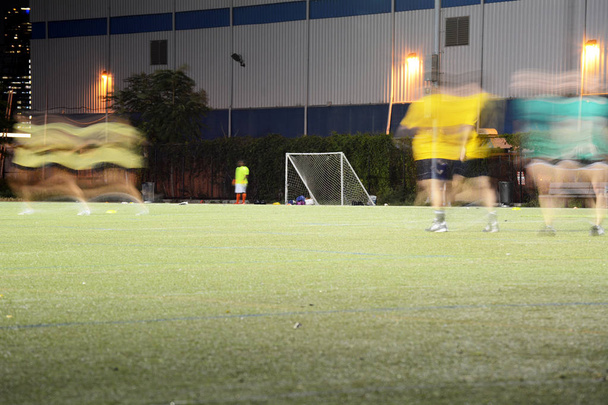 Nacht Coed Soccer spel - Foto, afbeelding