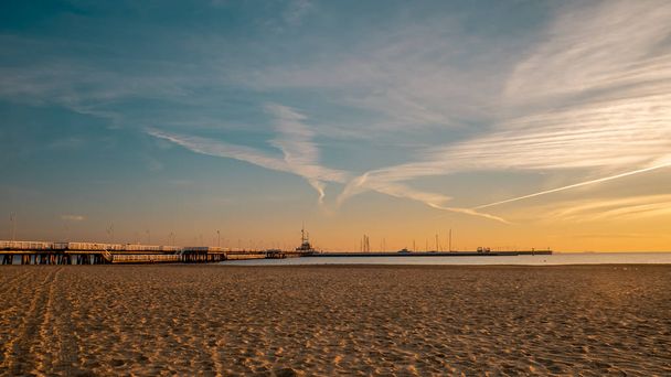 Lever de soleil sur la mer Baltique, Sopot Molo, Pologne
. - Photo, image