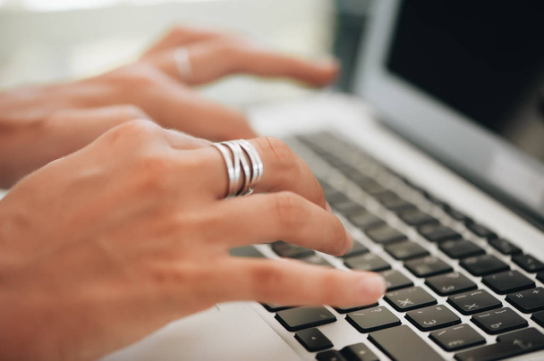 Nahaufnahme weiblicher Finger beim Tippen auf dem Laptop - Foto, Bild