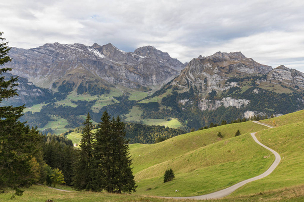 Πεζοπορία στο βουνό σε Brunni στο Engelberg στις Ελβετικές Άλπεις το καλοκαίρι - Φωτογραφία, εικόνα