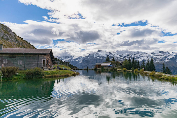 Jezioro Haerzli na mount Brunni w Engelbergu w Alpach Szwajcarskich, w lecie - Zdjęcie, obraz