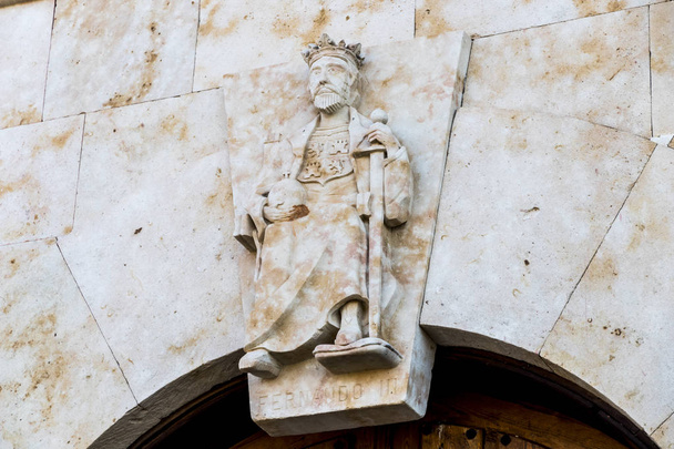 Πηλέα de Arriba, Ισπανία. Άγαλμα του ο βασιλιάς Φερδινάνδος Γ΄ της Καστίλλης, ο Άγιος, κοντά σε γενέτειρά του με το πρώην μοναστήρι του Valparaiso - Φωτογραφία, εικόνα
