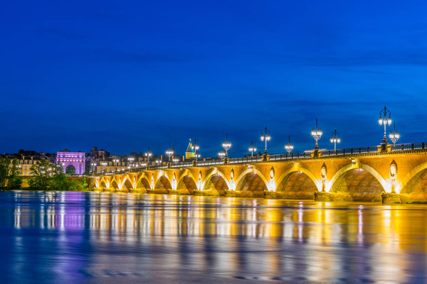 Vista nocturna del Pont de Pierre en Burdeos, Franc
 - Foto, imagen
