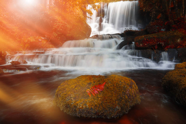 Muž Daeng vodopád na podzim. Krásná příroda. - Fotografie, Obrázek